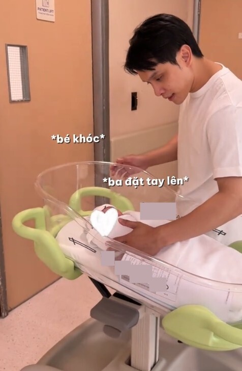 Chồng Á hậu Chế Nguyễn Quỳnh Châu cẩn thận xem hình trên điện thoại trước khi nhận con từ điều dưỡng bệnh viện - 6