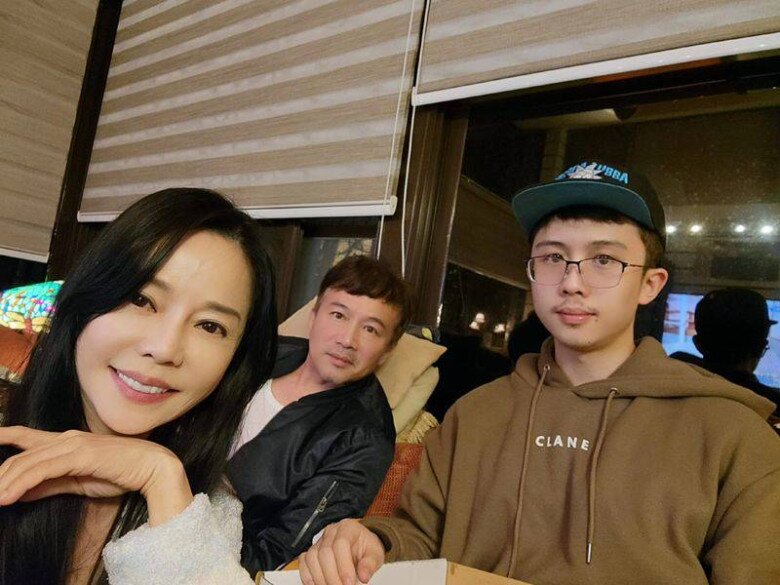 Để có Tôn An Tá, Địch Oanh khá vất vả mang bầu nên cô dành mọi tình yêu cho con trai.