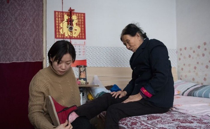 Bà lão nhặt rác nhận nuôi bé gái bị bỏ rơi, khi đứa trẻ thành Thạc sĩ liền nói 1 câu khiến bà lặng người - 5