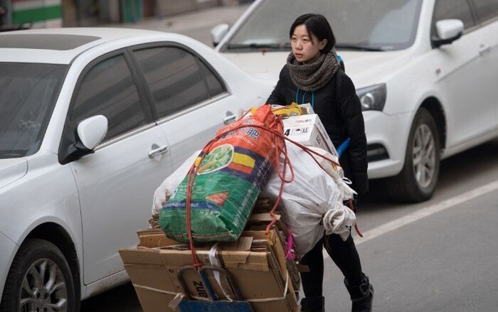 Bà lão nhặt rác nhận nuôi bé gái bị bỏ rơi, khi đứa trẻ thành Thạc sĩ liền nói 1 câu khiến bà lặng người - 3