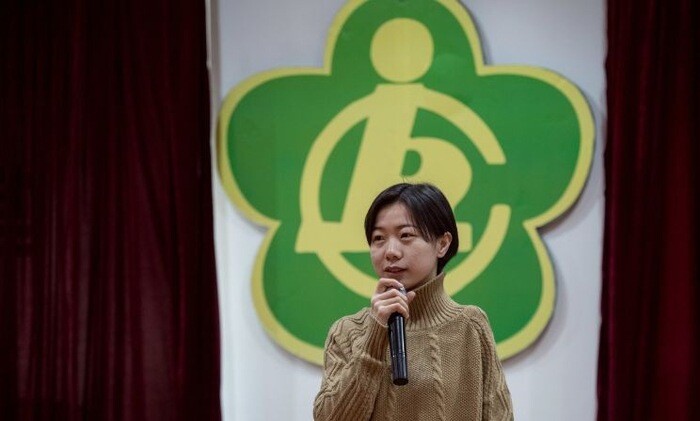 Bà lão nhặt rác nhận nuôi bé gái bị bỏ rơi, khi đứa trẻ thành Thạc sĩ liền nói 1 câu khiến bà lặng người - 8