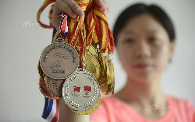 Bà lão nhặt rác nhận nuôi bé gái bị bỏ rơi, khi đứa trẻ thành Thạc sĩ liền nói 1 câu khiến bà lặng người - 4