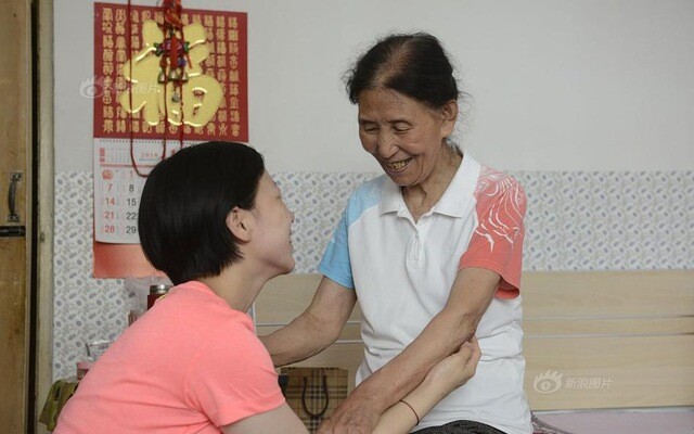 Bà lão nhặt rác nhận nuôi bé gái bị bỏ rơi, khi đứa trẻ thành Thạc sĩ liền nói 1 câu khiến bà lặng người - 6