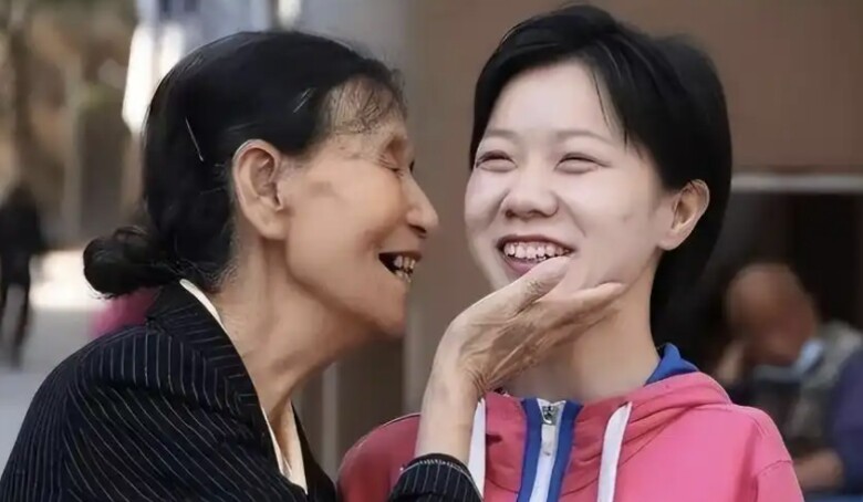 Bà lão nhặt rác nhận nuôi bé gái bị bỏ rơi, khi đứa trẻ thành Thạc sĩ liền nói 1 câu khiến bà lặng người - 9