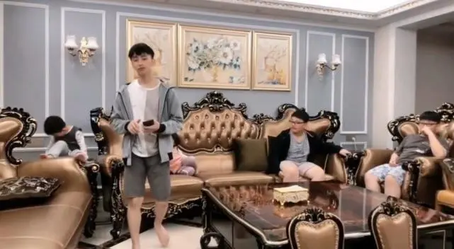 Bà mẹ mắn đẻ, 13 năm sinh 7 con, hỏi ra mới biết chồng không giống người bình thường - 3