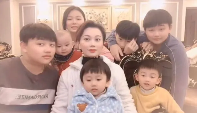 Bà mẹ mắn đẻ, 13 năm sinh 7 con, hỏi ra mới biết chồng không giống người bình thường - 4
