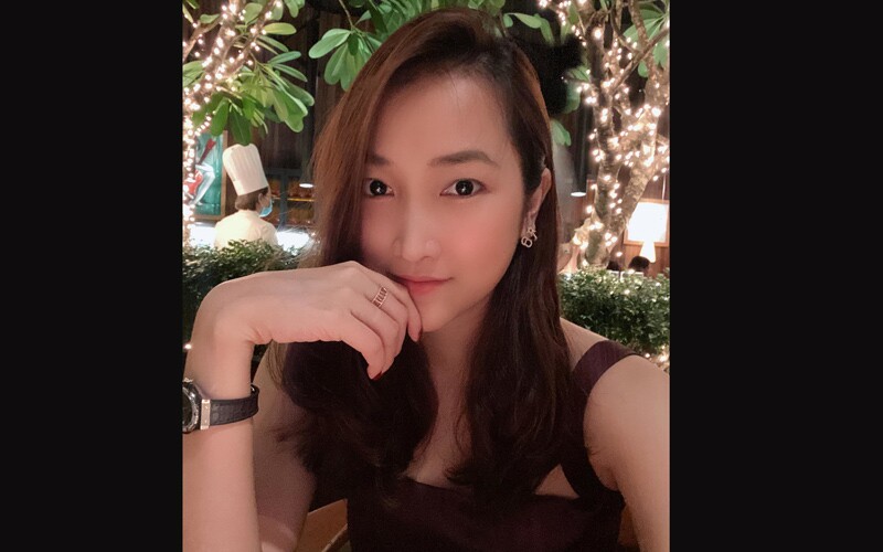 Từng chịu nhiều thiệt thòi khi công khai yêu và kết hôn với người đàn ông hơn gần 20 tuổi, hot girl Việt giờ đây đón nhận cuộc sống viên vãn, yên ấm, nhất là làm mẹ của hai nhóc tỳ xinh xắn, "đủ nếp đủ tẻ".