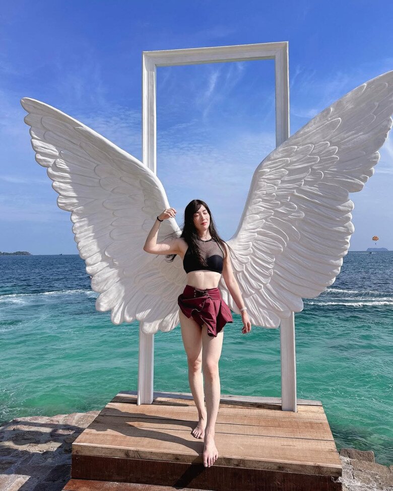 Bên cạnh đó cùng vợ đưa con đi du lịch nhiều nơi, trong đó có Phú Quốc.