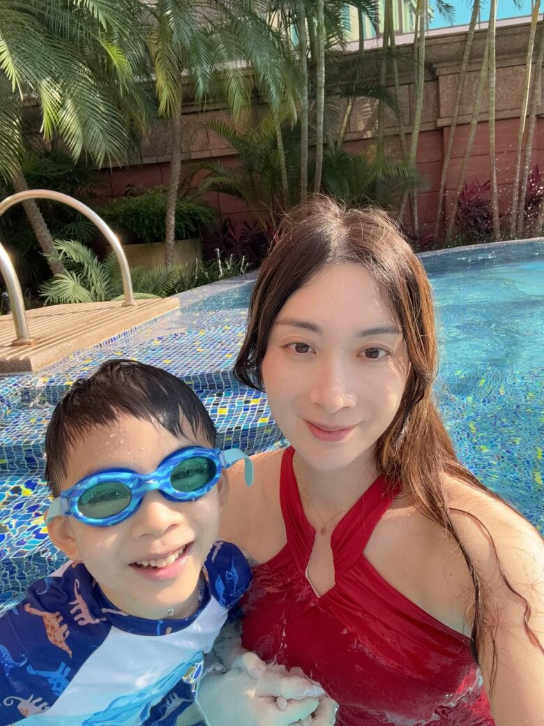 Trên trang cá nhân, ông bố chia sẻ rất nhiều hình ảnh chăm sóc và dạy dỗ con trai.