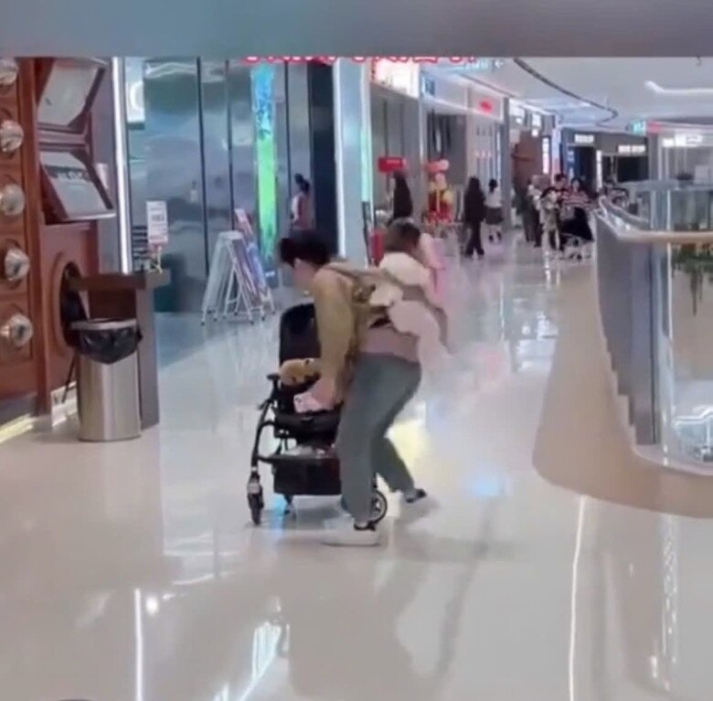 Camera ghi lại cảnh người mẹ hoảng loạn tìm con mất tích giữa TTTM chỉ trong nháy mắt và cái kết bật cười - 2