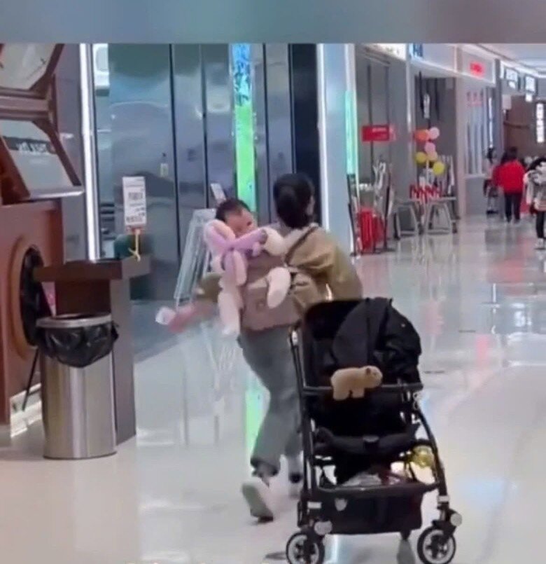 Camera ghi lại cảnh người mẹ hoảng loạn tìm con mất tích giữa TTTM chỉ trong nháy mắt và cái kết bật cười - 4