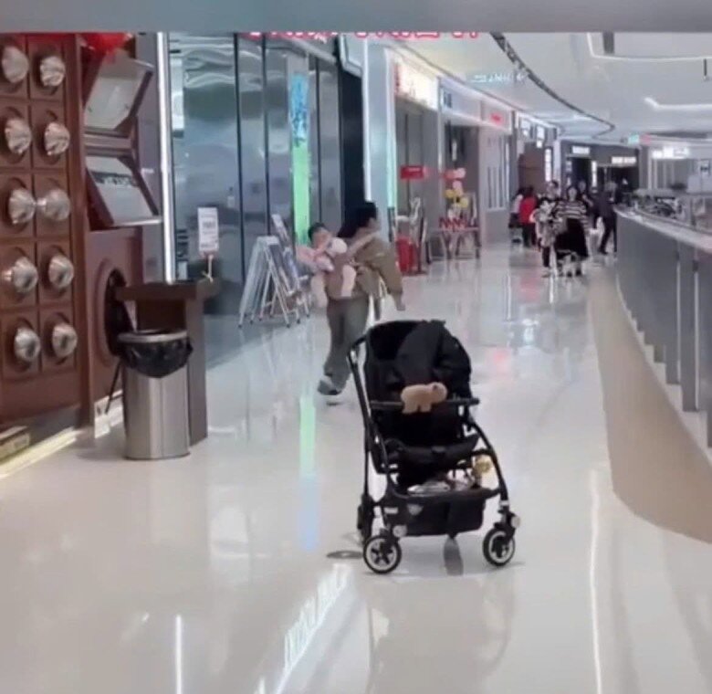 Camera ghi lại cảnh người mẹ hoảng loạn tìm con mất tích giữa TTTM chỉ trong nháy mắt và cái kết bật cười - 5