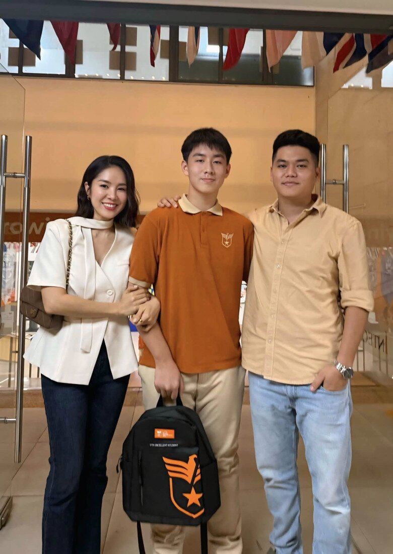 Chồng Lê Phương nhiều năm liền tới trường dự tốt nghiệp cùng con trai Cà Pháo, tự hào vì bé học giỏi - 1