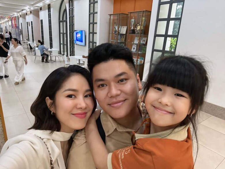 Vợ chồng Lê Phương - Trung Kiên cùng tới tham dự lễ tổng kết năm học của hai con Cà Pháo và Bông.