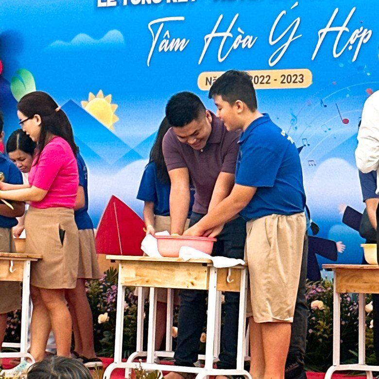 Trong nghi thức phụ huynh được mời lên sân khấu để tri ân, Trung Kiên là người tham dự cùng Cà Pháo, hình ảnh khiến nhiều người xúc động.