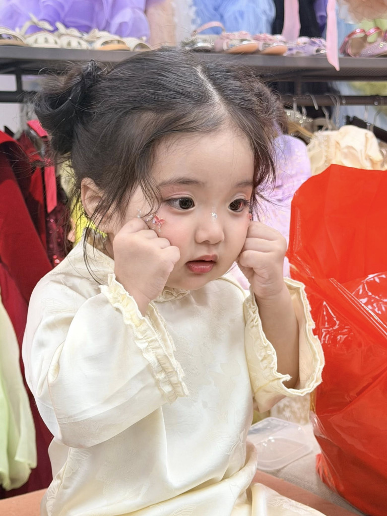 Có bà ngoại là hoa khôi, mẹ là mỹ nhân nức tiếng, con gái Khánh Thi Phan Hiển 3 tuổi xinh như thiên thần - 10