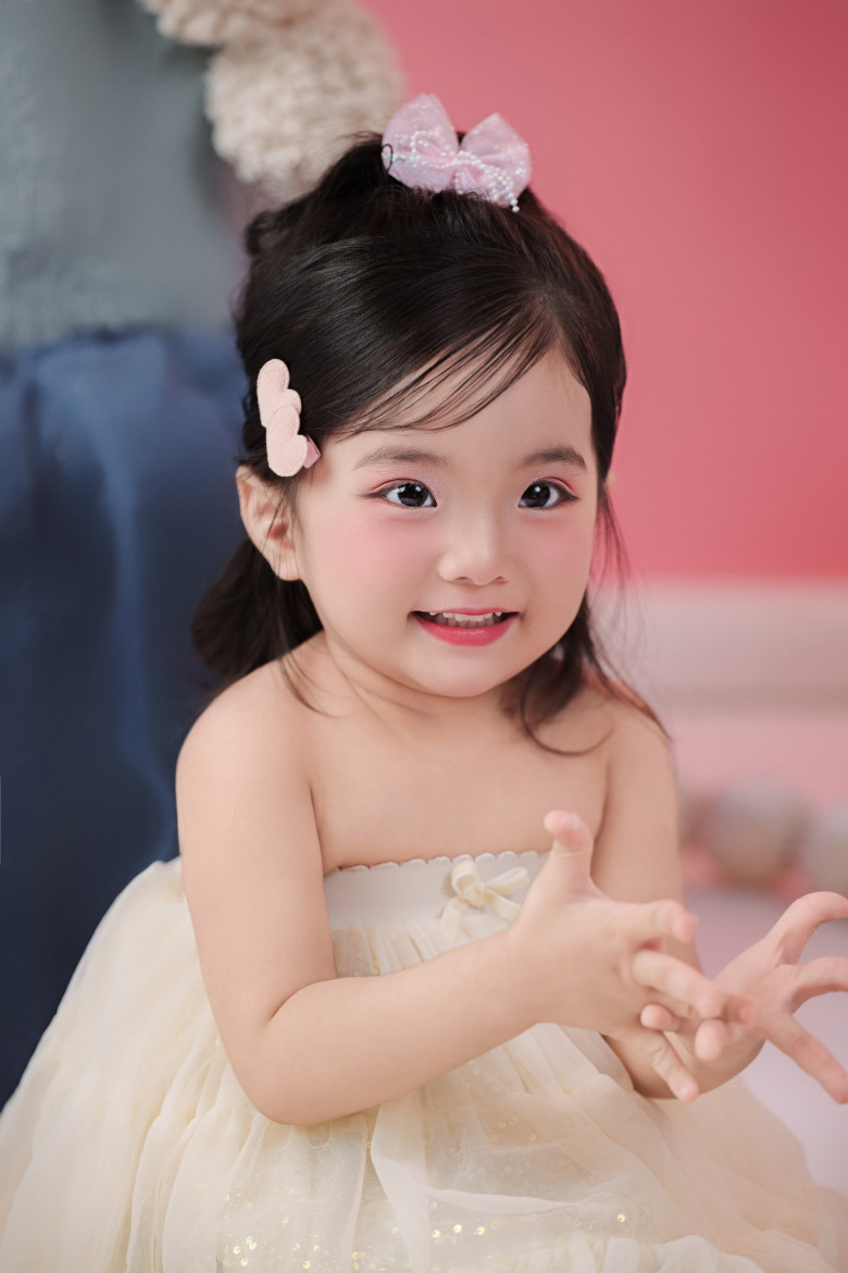 Có bà ngoại là hoa khôi, mẹ là mỹ nhân nức tiếng, con gái Khánh Thi Phan Hiển 3 tuổi xinh như thiên thần - 3