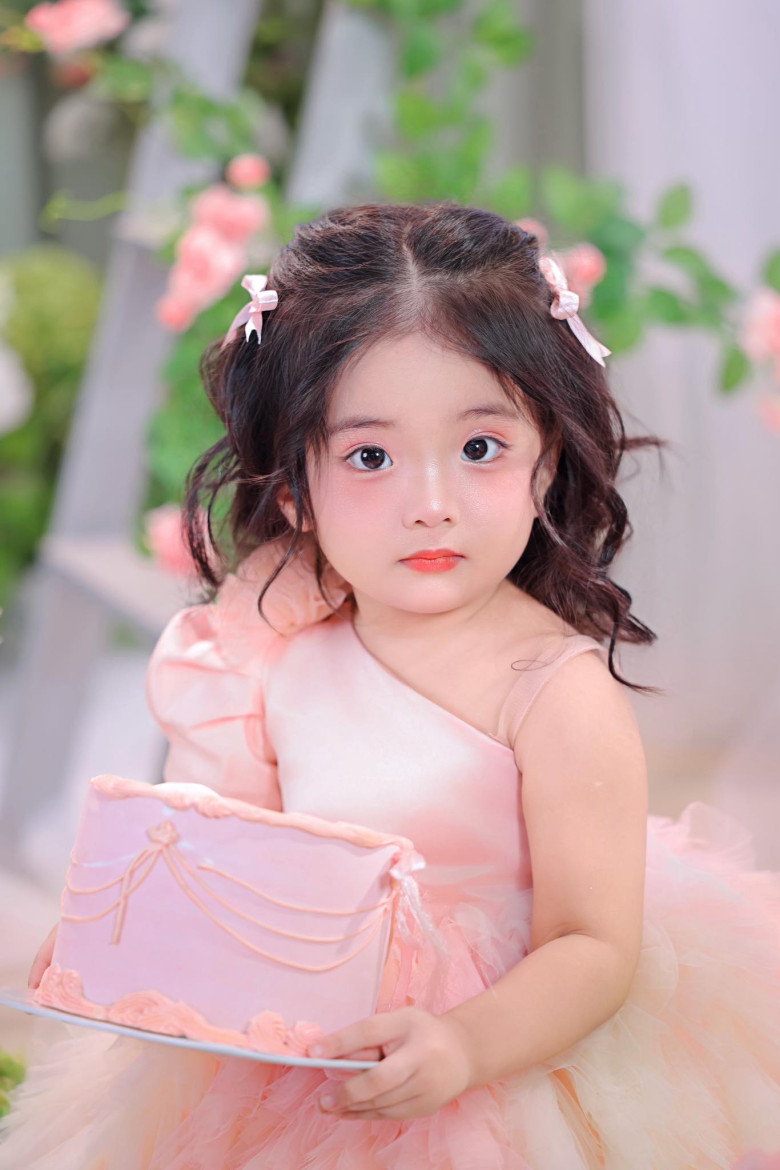 Có bà ngoại là hoa khôi, mẹ là mỹ nhân nức tiếng, con gái Khánh Thi Phan Hiển 3 tuổi xinh như thiên thần - 12