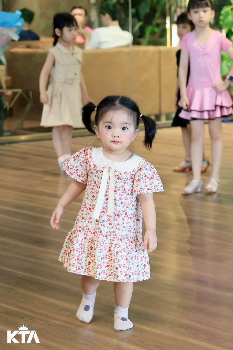 Cô bé dạn dĩ nhờ thường xuyên theo bố mẹ tới lớp dạy của Khánh Thi.