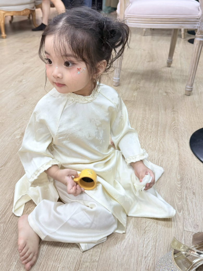 Có bà ngoại là hoa khôi, mẹ là mỹ nhân nức tiếng, con gái Khánh Thi Phan Hiển 3 tuổi xinh như thiên thần - 11