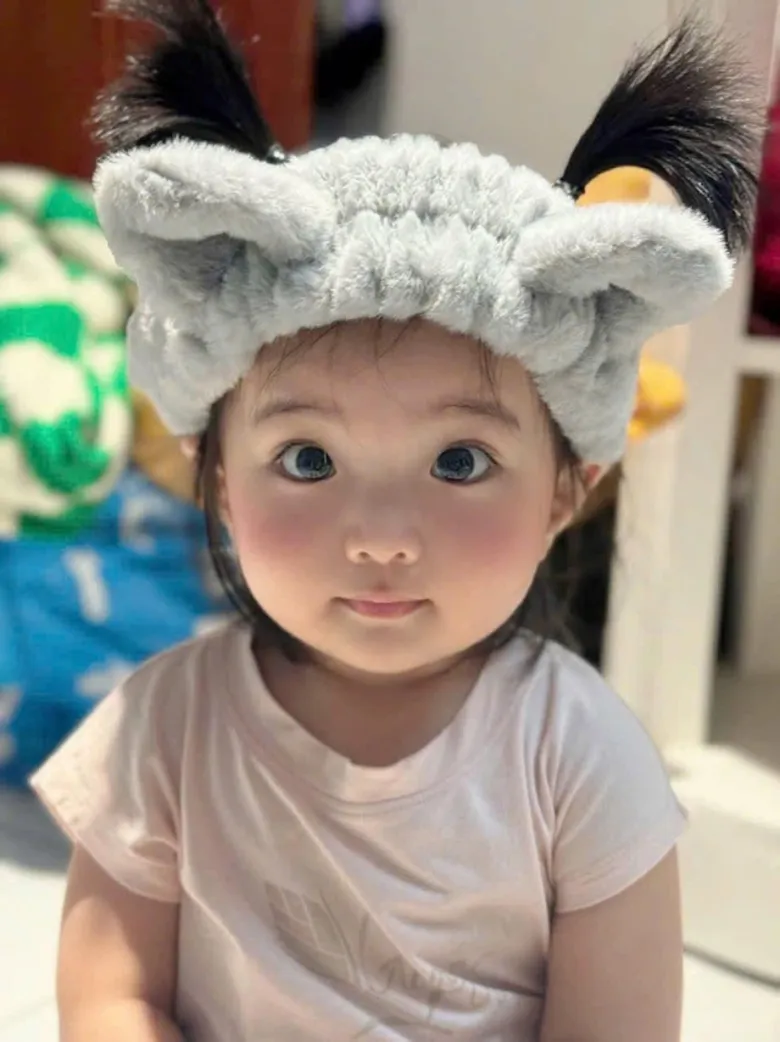 Có bà ngoại là hoa khôi, mẹ là mỹ nhân nức tiếng, con gái Khánh Thi Phan Hiển 3 tuổi xinh như thiên thần - 5