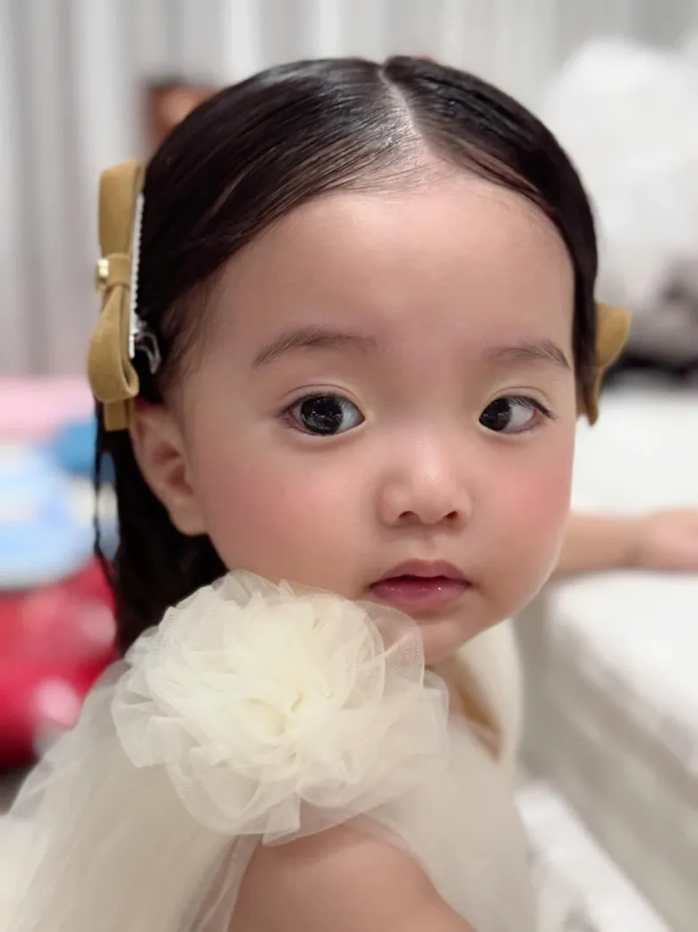 Vợ chồng Khánh Thi Phan Hiển cũng rất chăm chút điệu đà cho con gái.