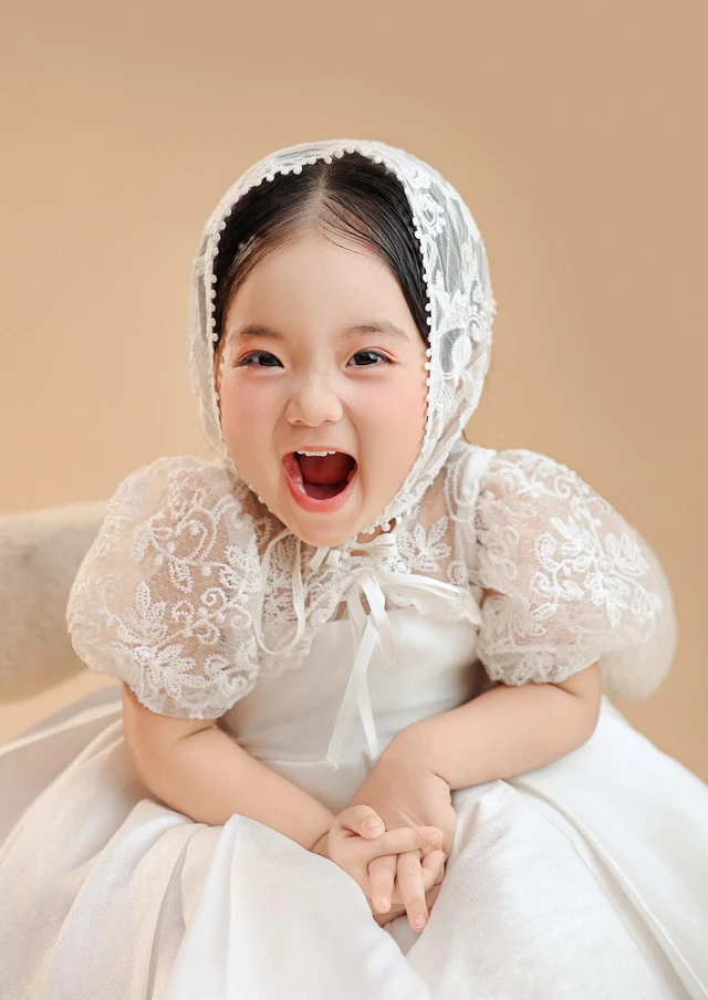 Có bà ngoại là hoa khôi, mẹ là mỹ nhân nức tiếng, con gái Khánh Thi Phan Hiển 3 tuổi xinh như thiên thần - 2