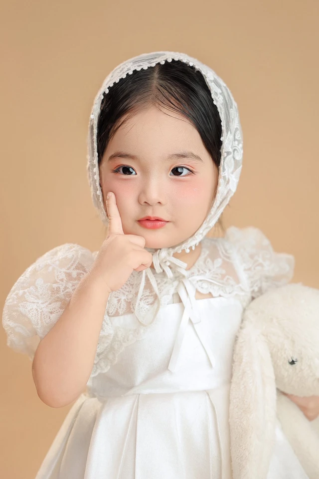 Lisa dạn dĩ trước ống kính máy ảnh.