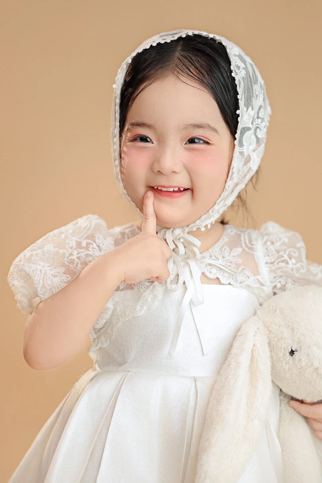 Có bà ngoại là hoa khôi, mẹ là mỹ nhân nức tiếng, con gái Khánh Thi Phan Hiển 3 tuổi xinh như thiên thần - 1
