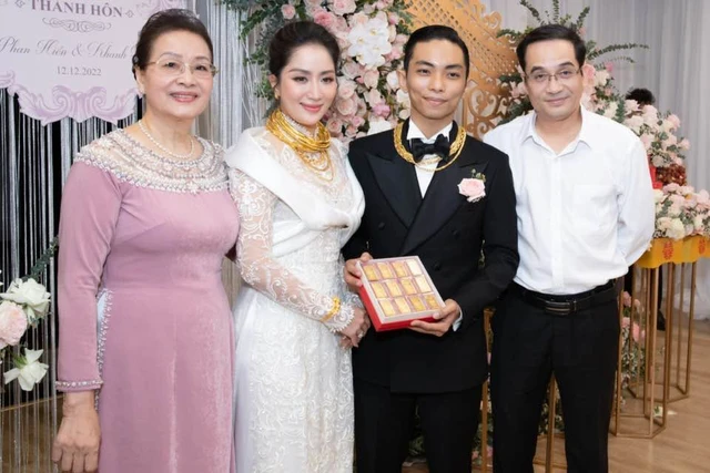 Mẹ ruột Khánh Thi thời trẻ cũng được khen xinh nhất làng.