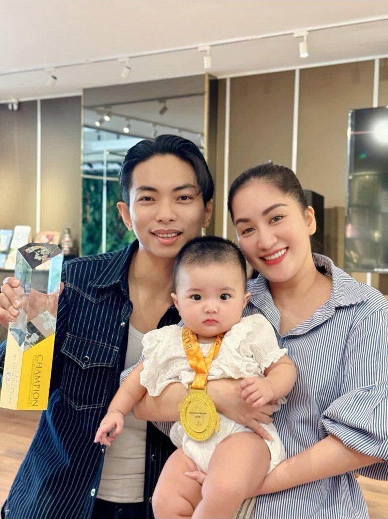 Bố 3 con Phan Hiển rất tự hào khi vợ sinh được cô con gái xinh đẹp như thế này.