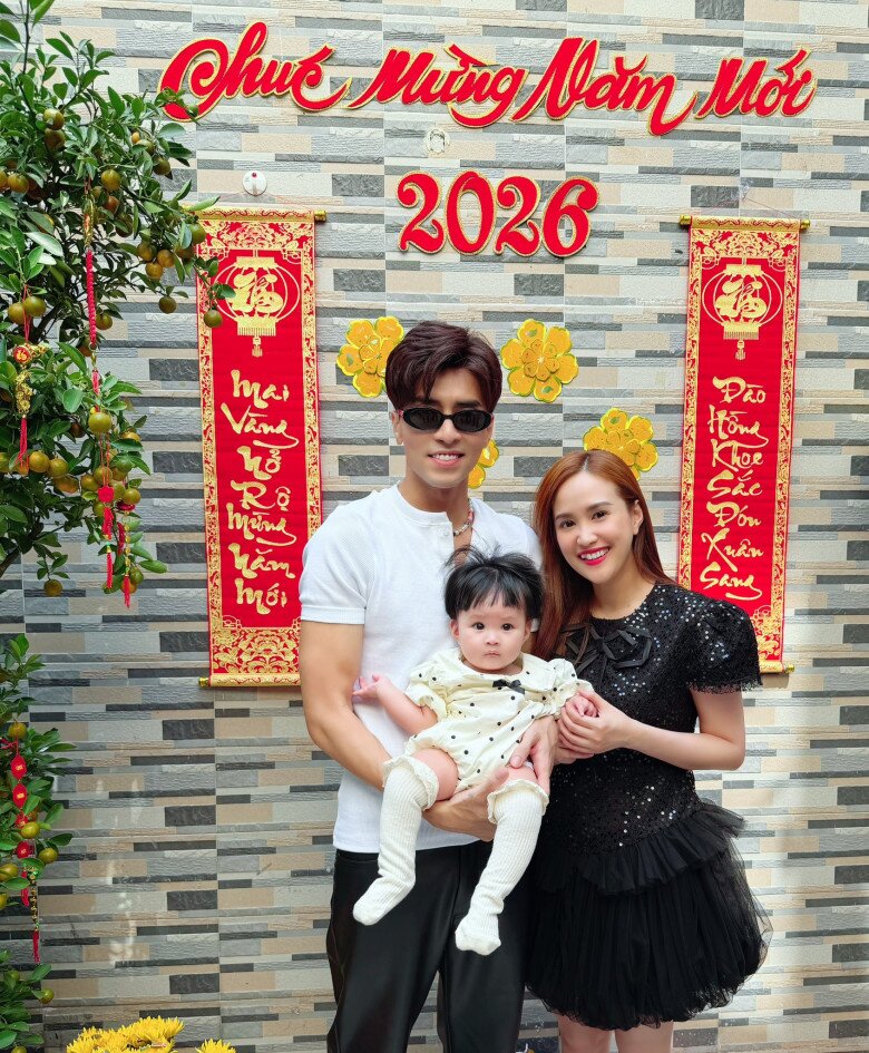 Con gái DV Phương Hằng amp;#34;Gạo nếp gạo tẻamp;#34; được khen da trắng, mắt to như búp bê, giống hệt mẹ lúc nhỏ - 4