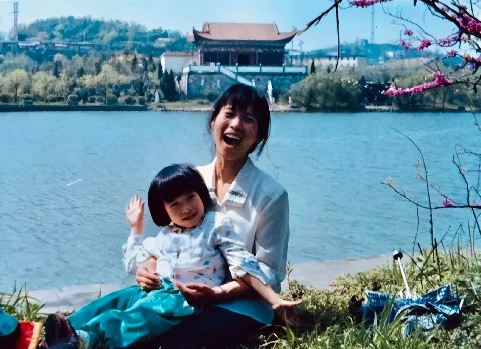 Thanh Vân lúc nhỏ bên cạnh mẹ.