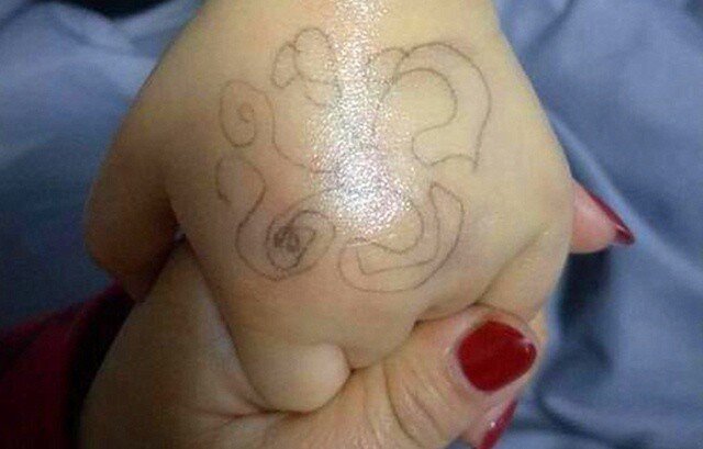 Con gái khoe hình vẽ người lạ tặng trên tay, phụ huynh xem xong âm thầm gọi cảnh sát - 1