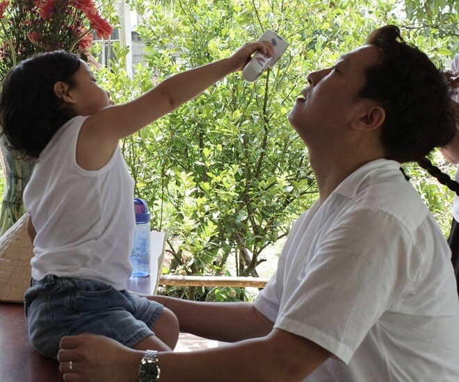 Khoảnh khắc tình cảm của hai bố con Trường Giang hút gần 20 nghìn lượt like.