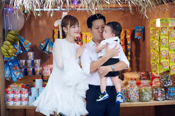 Con trai Trường Giang Nhã Phương có góc nghiêng amp;#34;thần thánhamp;#34; giống bố, ai cũng tấm tắc khen: Tóc xoăn lãng tử, mũi cao vút - 10