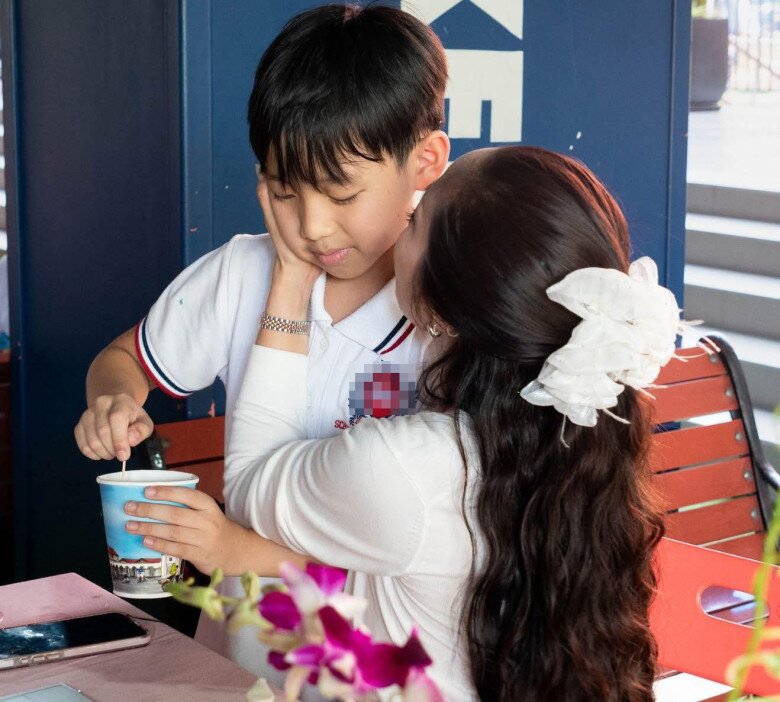 Hot mom có mặt tại cuộc thi để cổ vũ con trai.