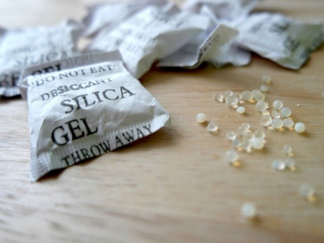 Em bé 3 tuổi nuốt nhầm gói hút ẩm vì tưởng là kẹo, mẹ vội đổ thêm một thứ vào miệng bé, BS khen: "Rất chuyên nghiệp!"