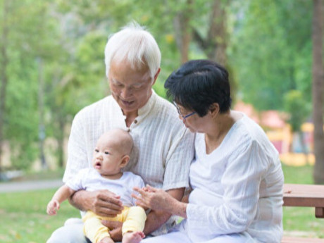 Về già, để nhận được sự tôn trọng của con cái, không nên sống chung, càng không nhận lời chăm cháu vì lẽ này