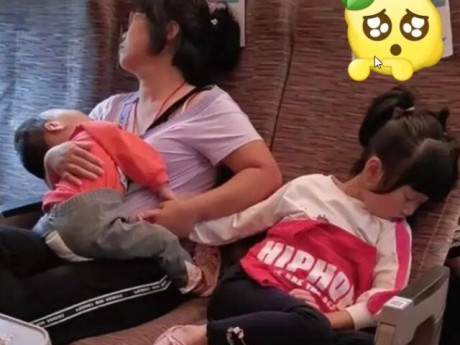 Trong bức hình, người mẹ đưa 2 con về quê nghỉ lễ, dù ngủ quên nhưng có một hành động rất thông minh, ai tinh mắt mới thấy