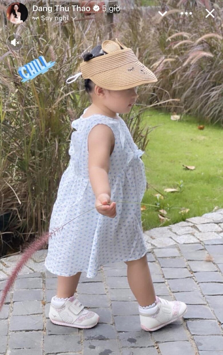 Con gái út của Hoa hậu Việt Nam 2012 được mẹ diện đồ đẹp đi chơi lễ.