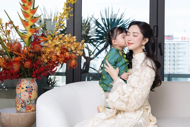 Hoa hậu Đặng Thu Thảo khoe con gái út trắng xinh, chân tay bụ bẫm chắc nịch, chụp góc nghiêng thấy rõ chiếc mũi cao - 4