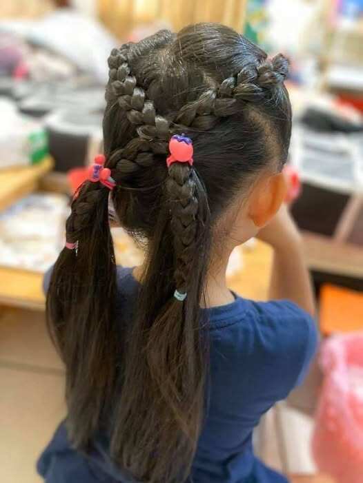 Kiểu tóc này thì đơn giản hơn, mẹ có thể học theo cô để tết ở nhà cho con nhé.