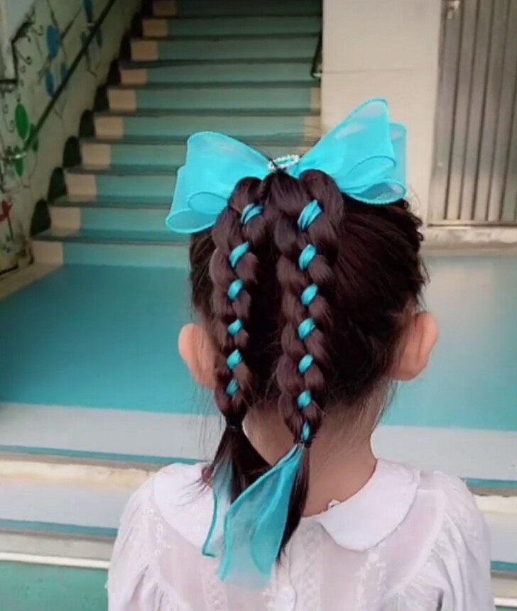 Cô giáo cách điệu một chút với chiếc băng đô xanh, tóc bé sẽ xinh hơn rất nhiều.