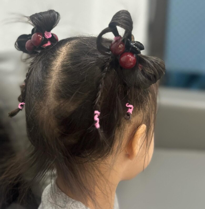 Hai chiếc nơ xinh xắn trên đầu được tạo từ tóc.