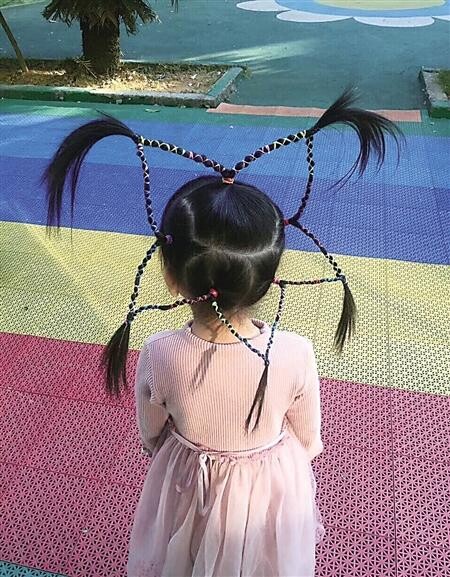 Hầu hết bé nào cũng thích tóc buộc theo hình ngôi sao năm cánh.