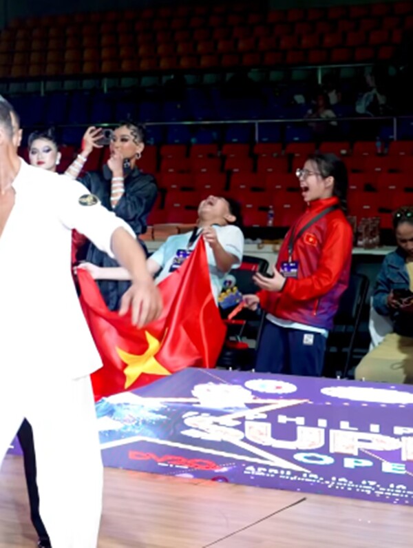 Khánh Thi khoe khoảnh khắc Phan Hiển giành HCV nhưng ai cũng chú ý hành động ăn mừng của con trai Kubi dưới sân khấu - 1