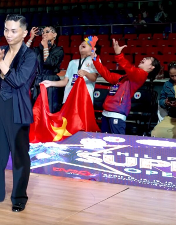 Màn ăn mừng dễ thương của Kubi (áo trắng, đang cầm lá cờ Việt Nam) khiến mẹ cũng phải cười.