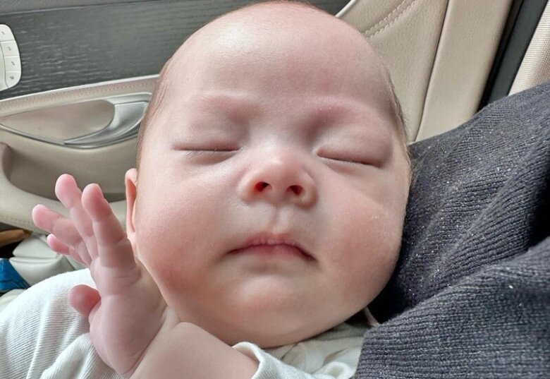 Bé Sota lúc mới chào đời cũng có chiếc mũi cao, nước da trắng bóc.