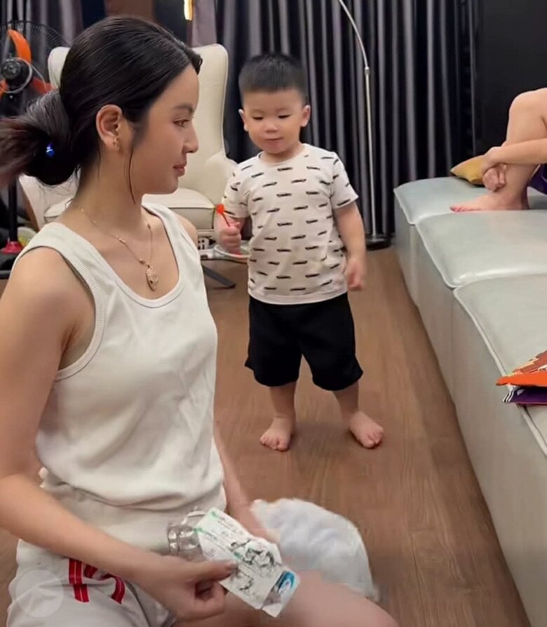 Ra đường lộng lẫy trên xe hơi 8 tỷ, Chu Thanh Huyền ở nhà chăm con trai Quang Hải với diện mạo khác hẳn - 3